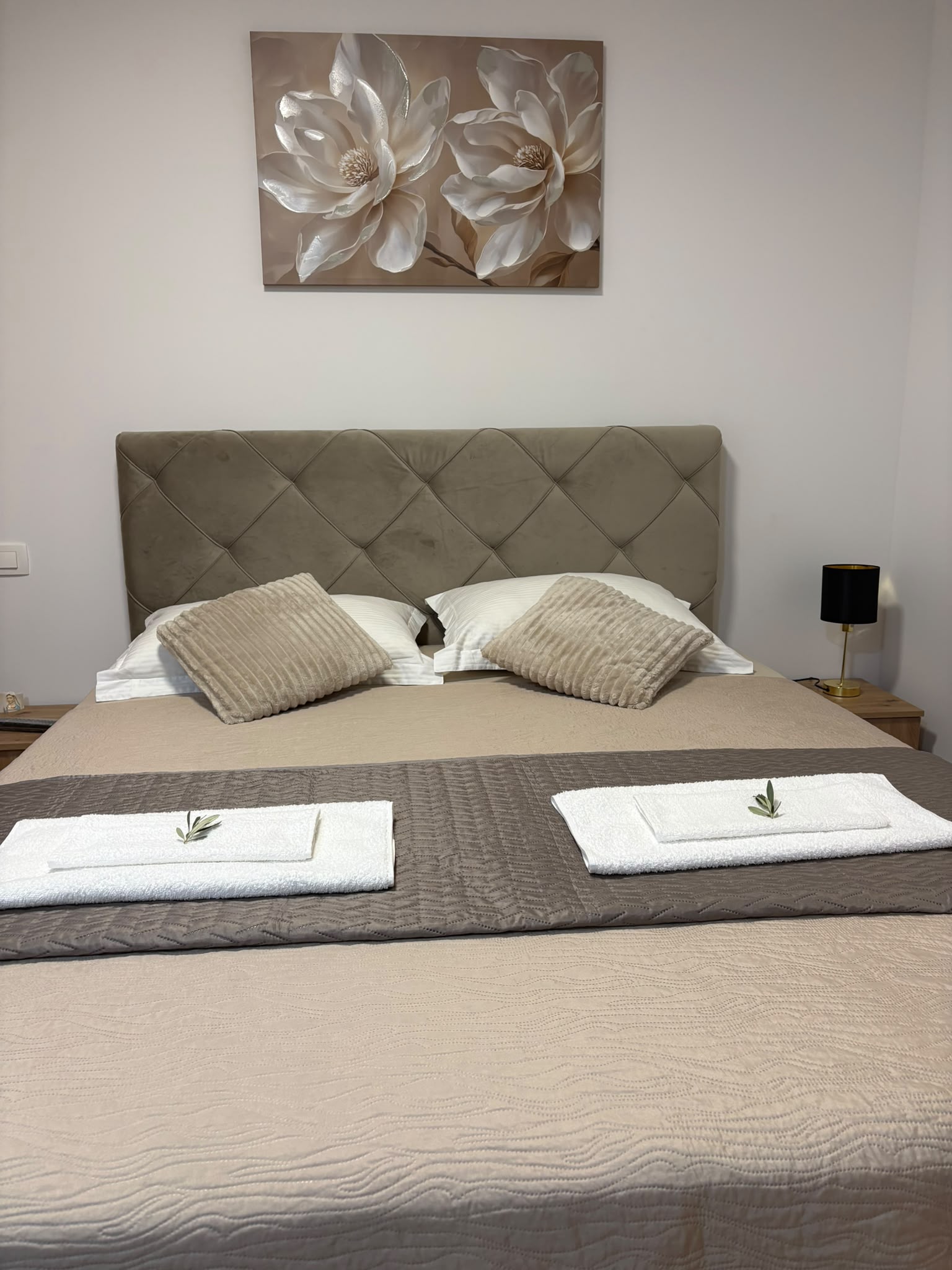 Svijetla spavaća soba u apartmanu Apartmani Đurišić u Posušju